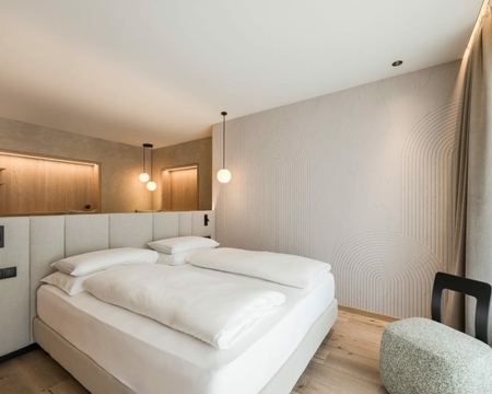 Suite mit Doppelbett und Holzdetails Suite Dolce Vita