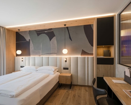 Suite mit Doppelbett im Feldhof Resort Suite Mediterran